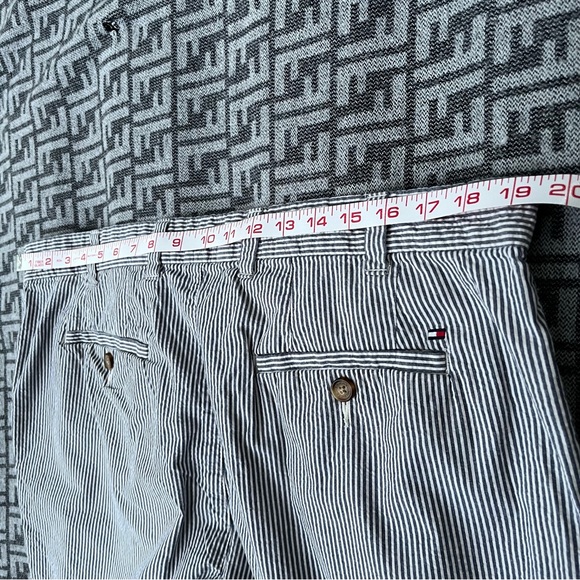 TOMMY HILFIGER Seersucker Casual Flat Front Shorts - Warm Charcoal & White - 36 - Picture 6 of 11